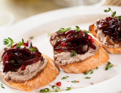 Toast de foie gras au confit d’oignon rouge