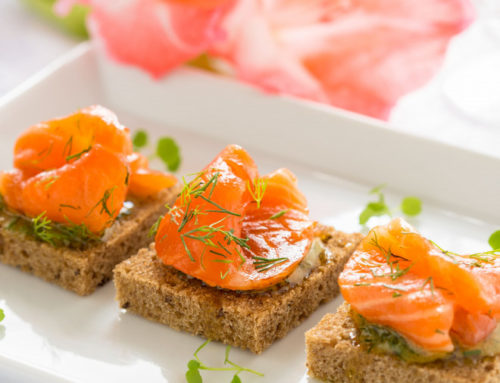 Toasts au saumon mariné