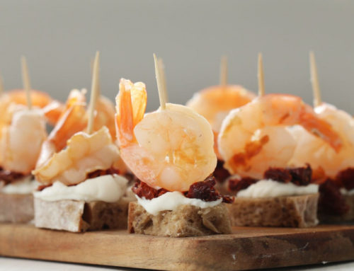 Toasts de seigle aux crevettes et tomates séchées